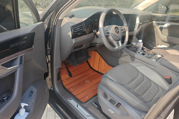 大众 途锐 2019款 3.0TSI 锐锋版 国VI中控内饰20