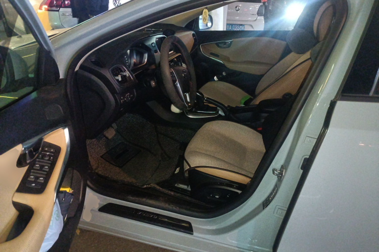 沃尔沃V40 2019款 T3 智逸版中控内饰19