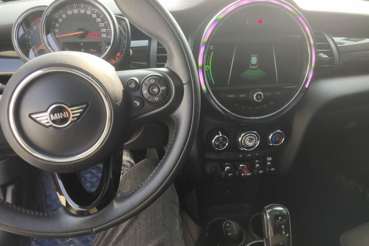 MINI 2018款 1.5T COOPER 经典派 五门版中控内饰12