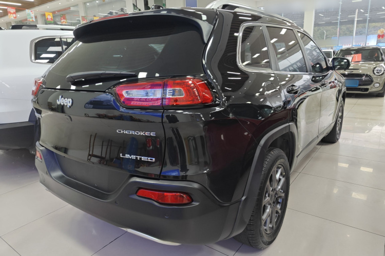 Jeep 自由光 2020款 2.0L 两驱经典运动版车身外观7