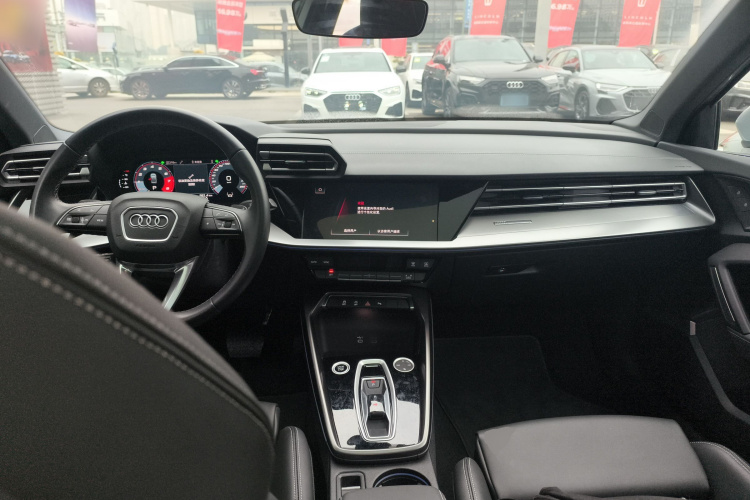 奥迪A3 2025款 A3L Limousine 35TFSI 飞驰尊享型中控内饰7002