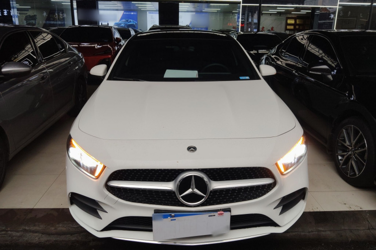 奔驰A级 2021款 A 200 L 运动轿车动感型车身外观2