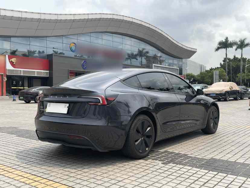 特斯拉 Model 3 2025款 后轮驱动版(5)