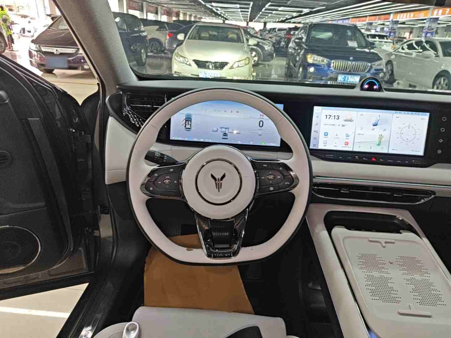 车辆方向盘及内饰实拍