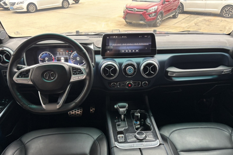 北京BJ40 2018款 PLUS 2.3T 自动四驱尊享版 国V中控内饰7002