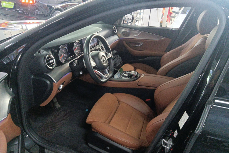 奔驰E级 2017款 E 200 运动型 4MATIC中控内饰19