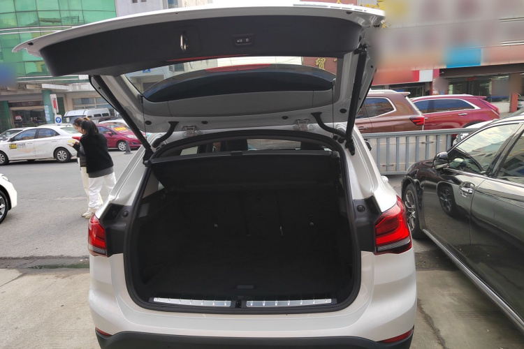 宝马X1 2020款 sDrive25Li 领先型机舱底盘23