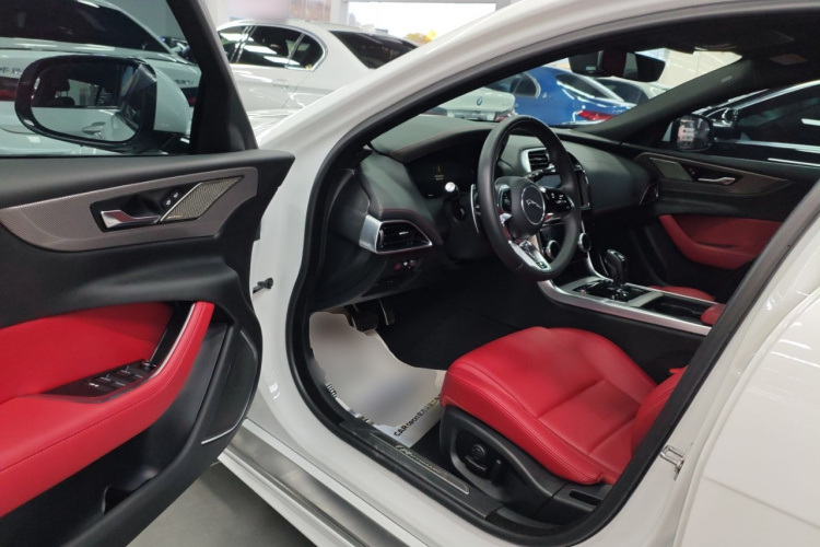 捷豹XEL 2024款 2.0T 250PS R-DYNAMIC S进取运动版中控内饰7003