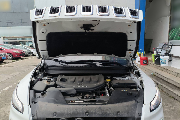 Jeep 自由光 2016款 2.0L 优越版机舱底盘24