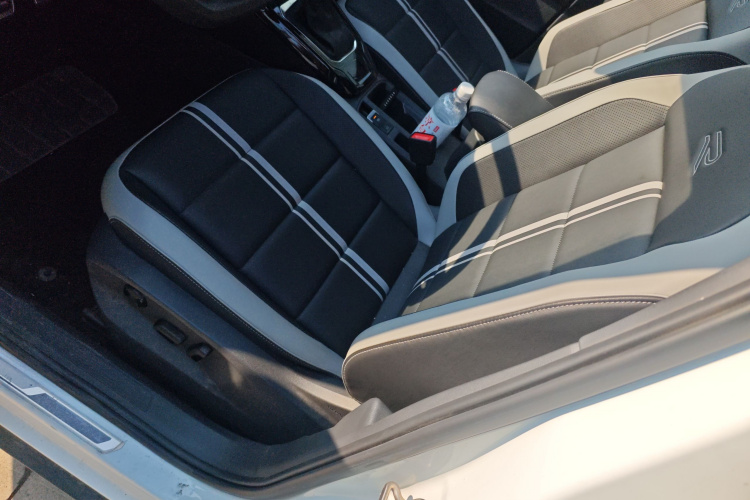 大众 T-ROC探歌 2023款 300TSI DSG两驱星光版中控内饰19