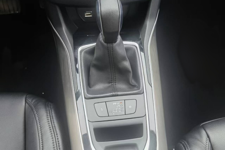 标致408 2016款 1.6T 自动豪华版中控内饰7005