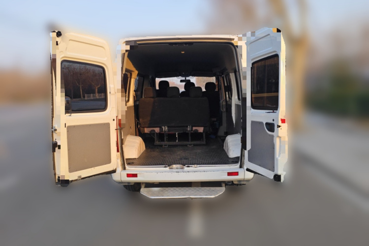 上汽大通MAXUS 新途V80 2021款 2.0T AMT经典傲运通短轴中顶5/6座中控内饰23