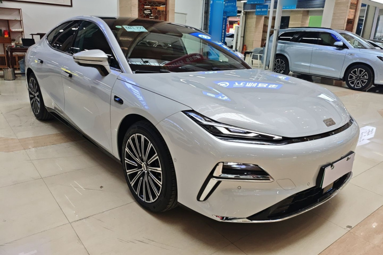 吉利银河 银河星耀8 2025款 130km EM-i 旗舰版车身外观3