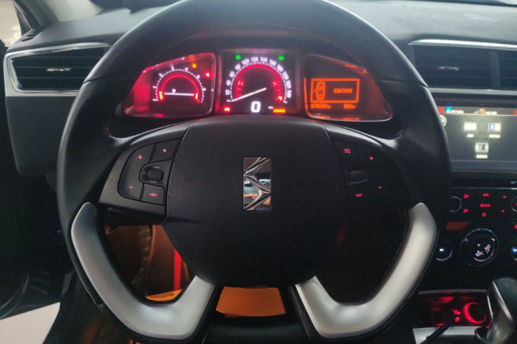 DS 6 2016款 1.6T 豪华版THP160中控内饰13