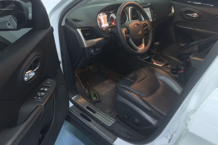 Jeep 自由光 2017款 2.0L 优越版中控内饰20