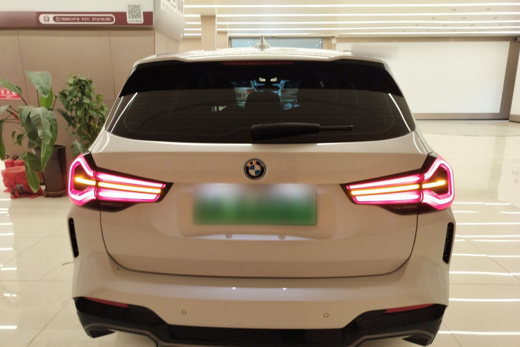 宝马iX3 2024款 领先型车身外观6