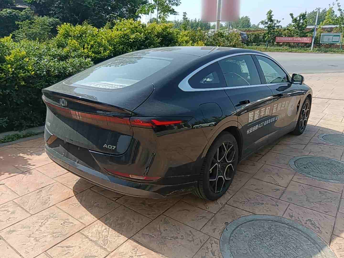 车辆右后45度视角，展示掀背轿跑流畅线条