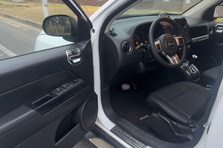 Jeep 指南者(进口) 2014款 2.0L 两驱运动版中控内饰7010