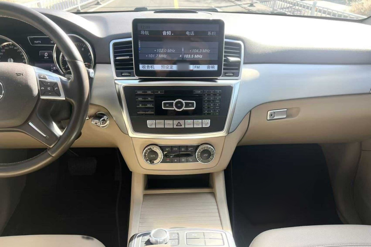 奔驰M级 2014款 ML 320 4MATIC中控内饰7006