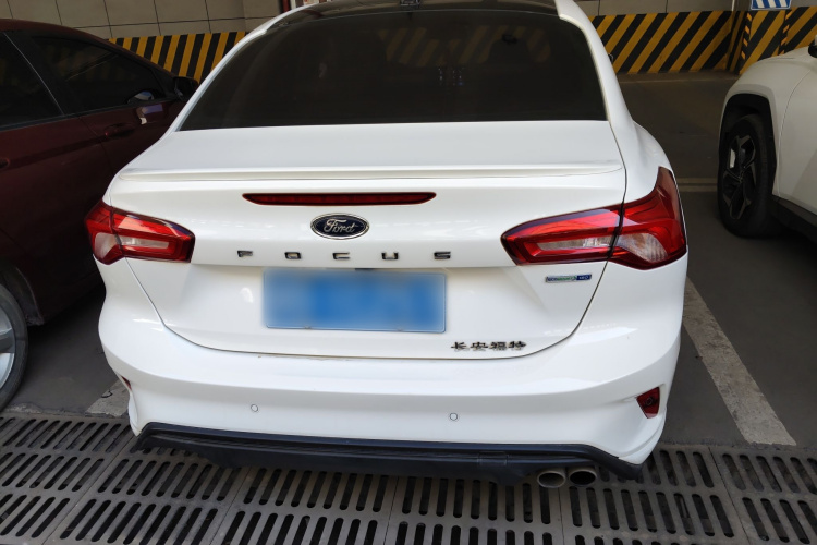 福特 福克斯 2019款 三厢 EcoBoost 180 自动ST Line车身外观6