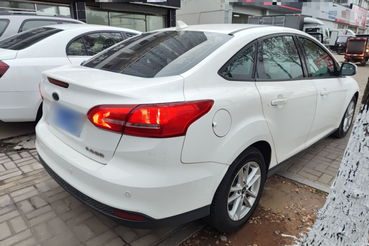 福特 福克斯 2017款 三厢 1.6L 自动风尚型智行版车身外观7