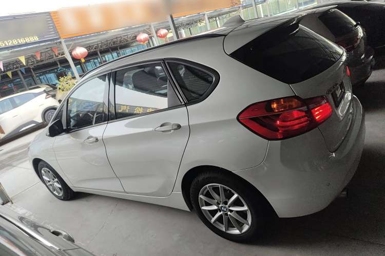 宝马2系旅行车 2016款 218i 时尚型车身外观4