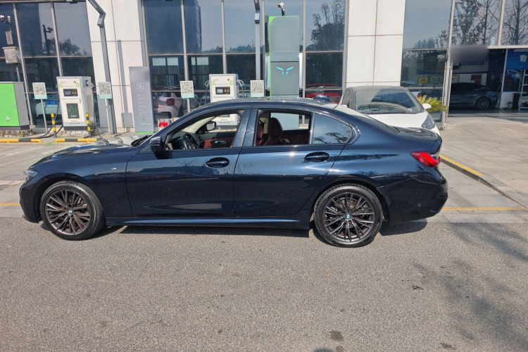 宝马3系 2022款 改款 325i M运动曜夜套装车身外观6006