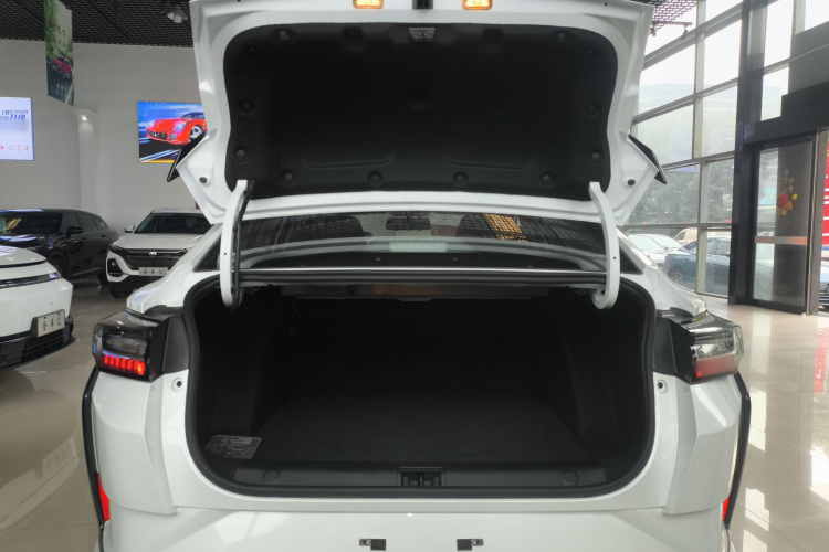 东风风神 奕炫 2024款 1.5L 自动劲速版机舱底盘23