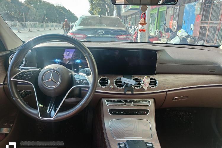 奔驰E级新能源 2023款 E 350 e L 插电式混合动力轿车中控内饰7001