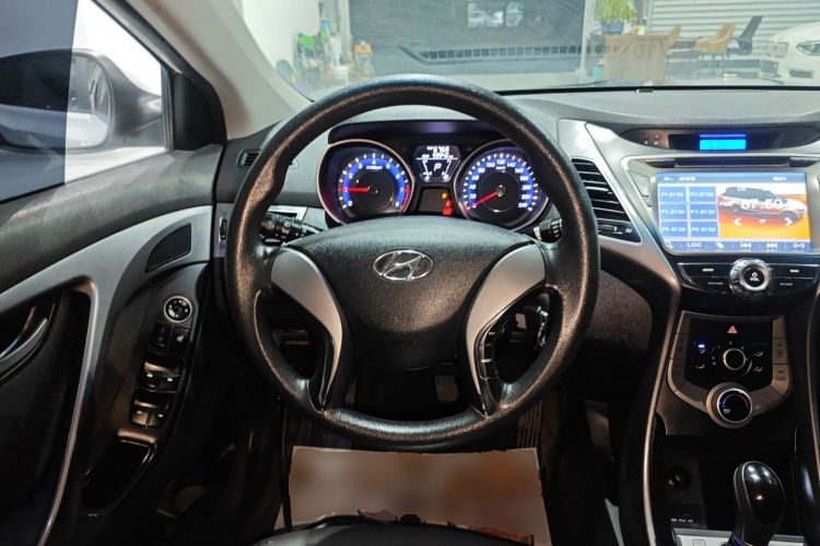 现代 朗动 2015款 1.6L 自动时尚型中控内饰13