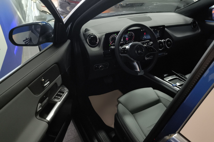 奔驰GLA 2024款 GLA 200中控内饰7003