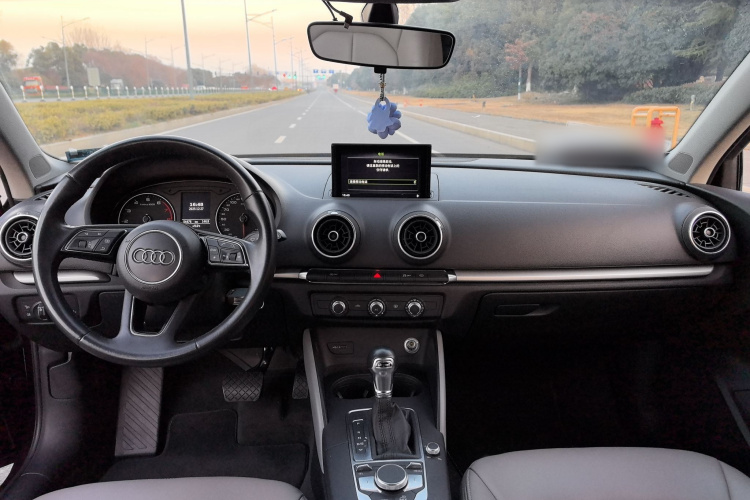 奥迪A3 2018款 30周年年型 Limousine 35 TFSI 进取型中控内饰7003