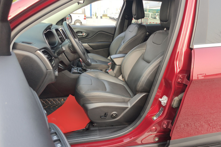 Jeep 自由光 2020款 2.0T 两驱领先版中控内饰19