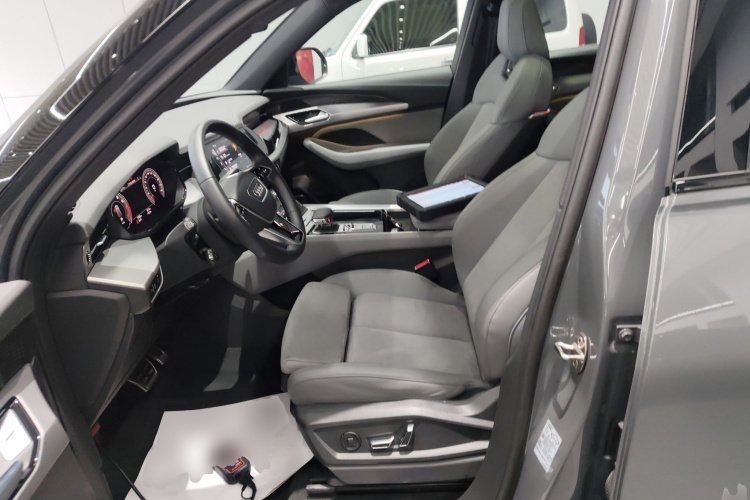 奥迪Q6 2023款 45 TFSI quattro 齐云型 飞骑套装中控内饰19