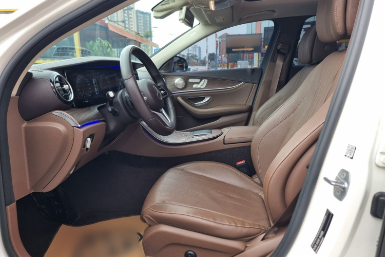 奔驰E级 2019款 改款 E 300 L 时尚型中控内饰7002