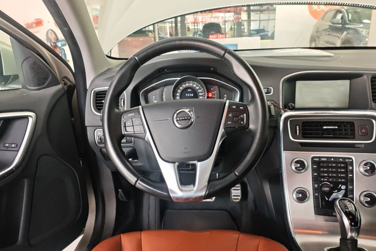 沃尔沃S60 2019款 S60L T3 智进版中控内饰13