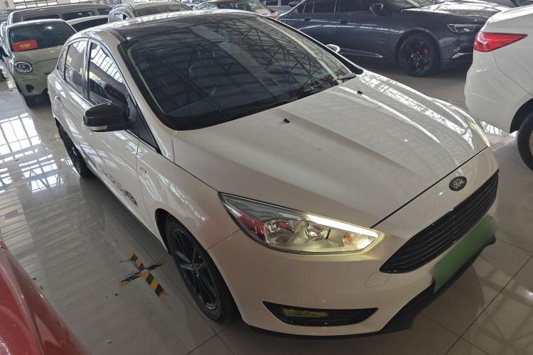 福特 福克斯 2018款 三厢经典 EcoBoost 180 自动精英型车身外观3