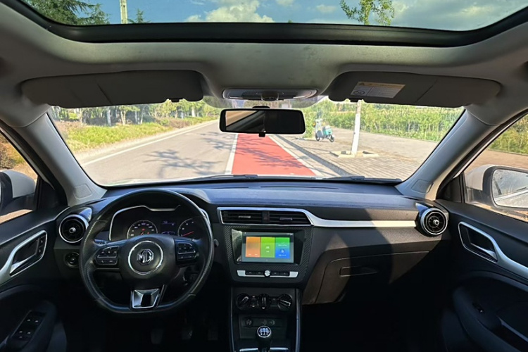 名爵ZS 2020款 全球百万畅销款 1.5L 手动65寸巨幕天窗版中控内饰7001