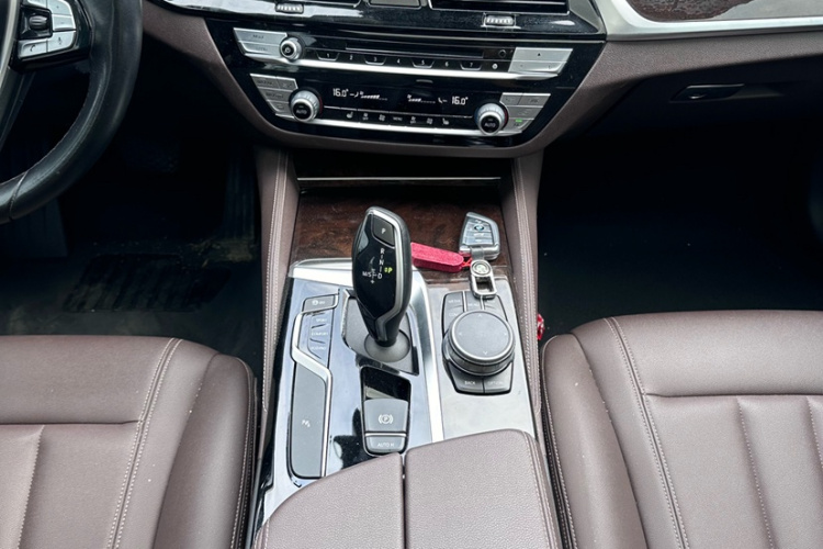 宝马5系 2019款 改款 525Li 豪华套装中控内饰7005