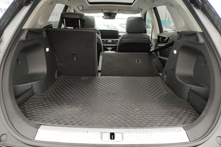 红旗HS5 2022款 改款 2.0T 智联旗享版机舱底盘23