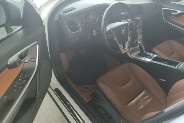 沃尔沃S60 2015款 S60L 2.0T 智远版中控内饰20