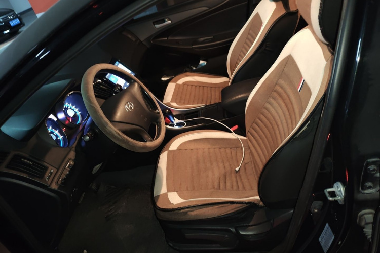 现代 索纳塔 2011款 2.0L 自动时尚版局部细节19