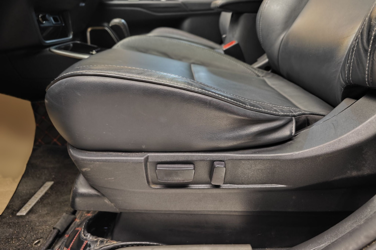 三菱 欧蓝德 2019款 2.0L 两驱畅享版 5座 国V中控内饰7012