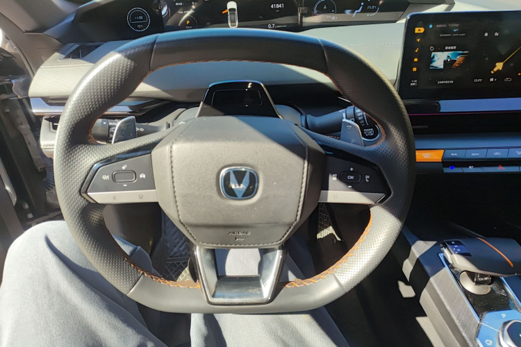 长安UNI-V 2022款 1.5T 尊贵型中控内饰13