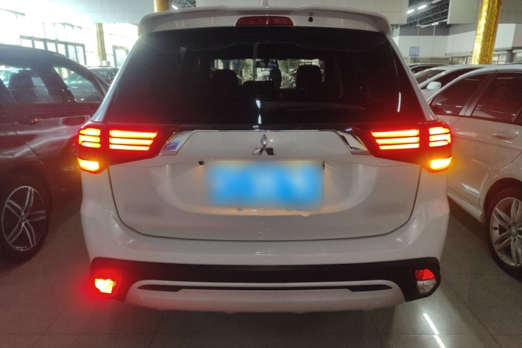 三菱 欧蓝德 2020款 2.0L 两驱畅享版 5座车身外观6004