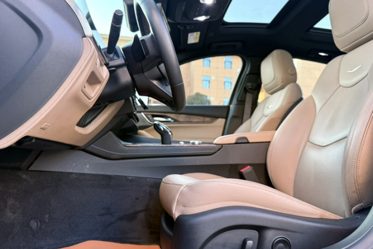 凯迪拉克CT5 2024款 28T 尊贵型中控内饰7004