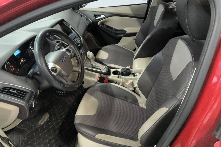 福特 福克斯 2012款 三厢 1.6L 自动风尚型中控内饰19