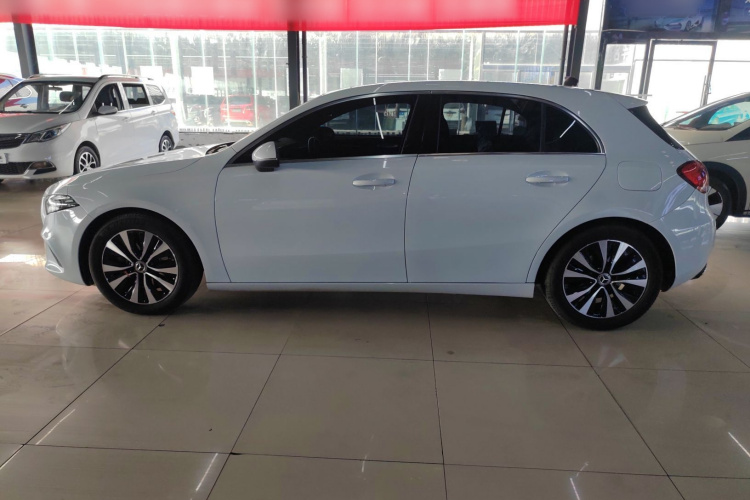 奔驰A级(进口) 2021款 A 200 动感型车身外观4