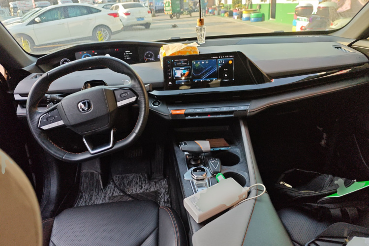 长安UNI-V 2022款 1.5T 尊贵型中控内饰7002