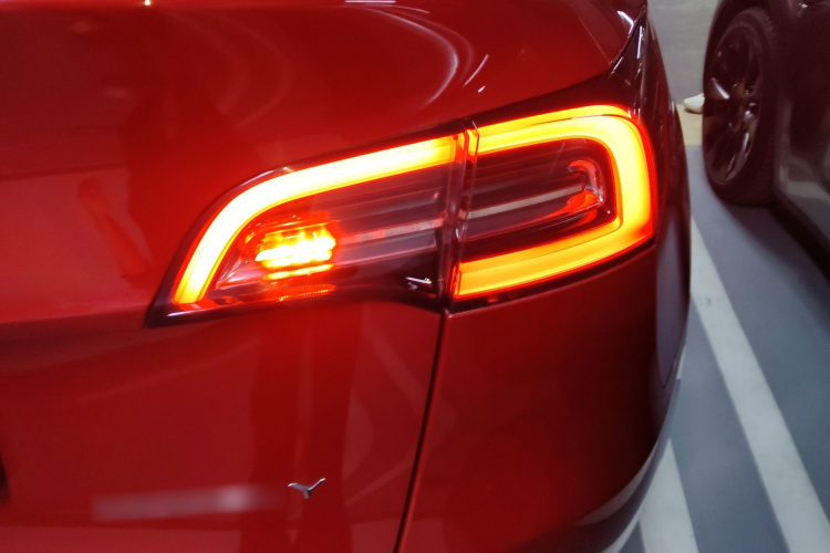 特斯拉 Model Y 2021款 长续航全轮驱动版车身外观9